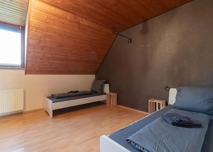 Traumhaus Naehe Mainz I 12 Betten I 4 Schlafzimmer I Terrasse I 200m2 I Garten *